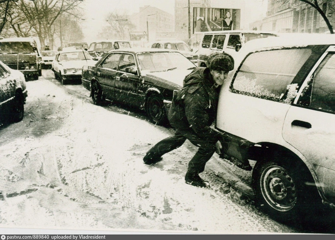 Ситуация на дороге после снегопада в 1996 году (время идет, а ситуация не меняется) | Источник: pastvu.com