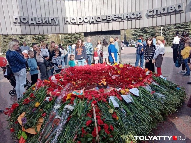 Так выглядит монумент внутри. В День Победы огонь утопает в живых цветах | Источник: Юлия Дроглева