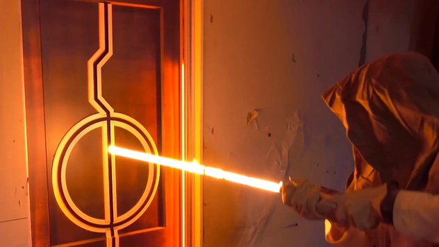 Видеоблогер собрал настоящий лазерный меч как в «Звездных войнах» и разрубил шлем имперского штурмовика (видео)