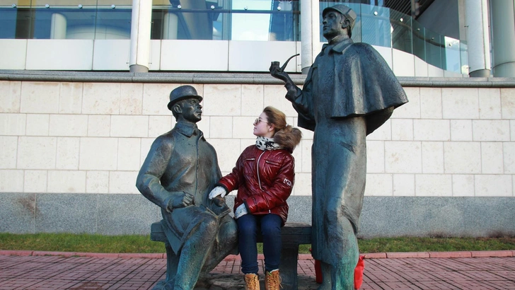 Памятник Шерлоку Холмсу и доктору Ватсону находится в Москве, рядом с посольством Великобритании | www.starhit.ru