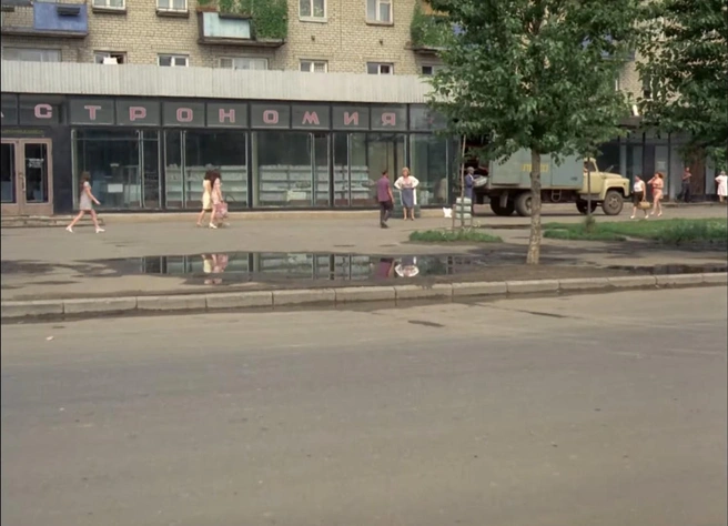 На месте гастронома, где работал Федул, сейчас сетевые магазины. Локация: улица Урицкого, 50 | Источник: кадр из фильма «Афоня» (12+), реж. Георгий Данелия, киностудия «Мосфильм», 1975 год