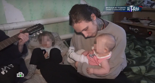 Молодой отец тоже не считает проблемой условия жизни семьи | Источник: «За гранью»