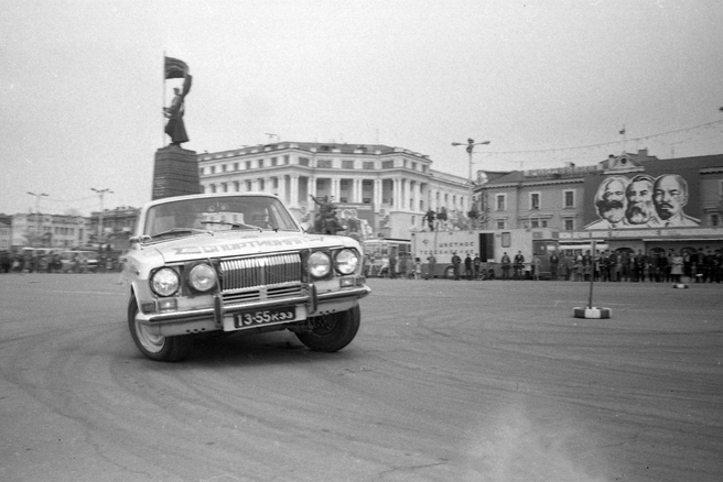 Один из этапов авторалли на центральной площади, 1982 год | Источник: Валерий Посаженников / pastvu.com