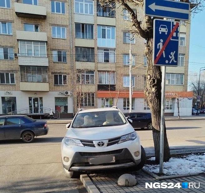 Водитель перекрыл обзор для выезжающих | Источник: читатель NGS24.RU