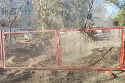 В Омске провал с кипятком размывает новый асфальт