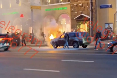 В центре Москвы загорелась иномарка