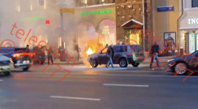 На Тверской, 19 вспыхнул Nissan | Источник: ДТП и ЧП МОСКВА и МО / T.me