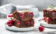 Рецепт брауни с целыми кусочками шоколада и вишней «Двойное удовольствие»