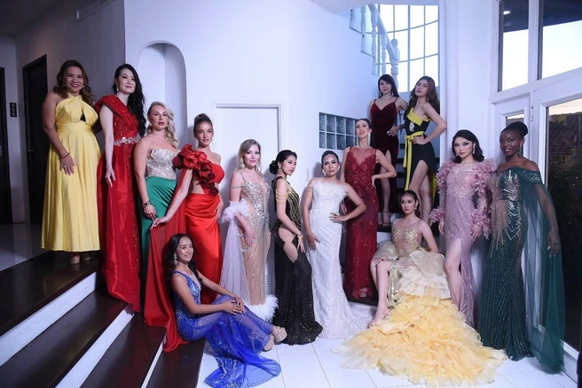 Фотосессии также отнимают немало сил и времени (Татьяна — пятая слева) | Источник: miss_marzipanka / Vk.com