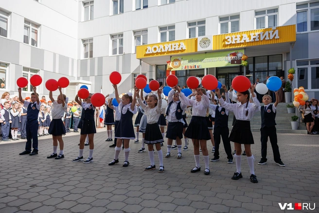 Много слов на линейке было сказано о любви к России | Источник: Алексей Волхонский / V1.RU