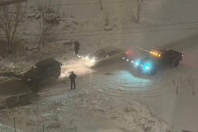 В Волгограде из-за течи канализации размыло дорогу у высоток