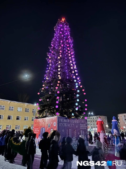 В Березовском на центральной площади города установлена уже прославившаяся живая ель. В ближайшее время начнется строительство снежного городка, а пока тут только Дед Мороз и Снегурочка. | Источник: NGS42.RU