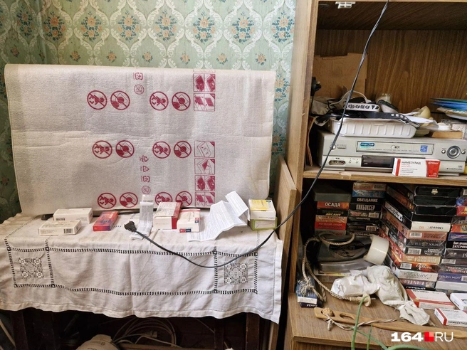 Телевизор аккуратно прикрыт&nbsp;упаковочной бумагой&nbsp;— сломалась антенна на крыше, и пока снег и морозы Михаил не может ее починить | Источник: Виктория Федорова / 164.RU