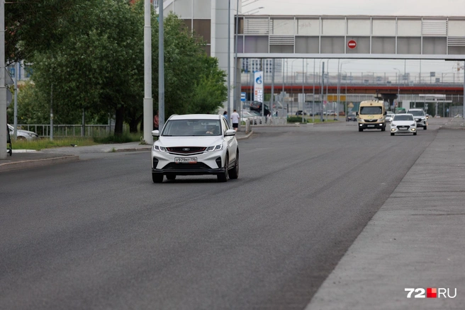 За ремонт главной дороги в восточной части города власти отдали 352 миллиона рублей  | Источник: Ирина Шарова / 72.RU