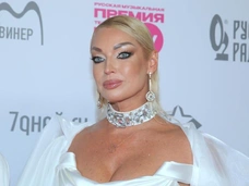 Закинула ноги на спинку чужого сиденья, опоздала на перронный автобус: Волочкову засняли во время полета в самолете