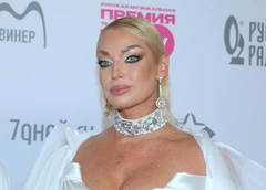 Закинула ноги на спинку чужого сиденья, опоздала на перронный автобус: Волочкову засняли во время полета в самолете