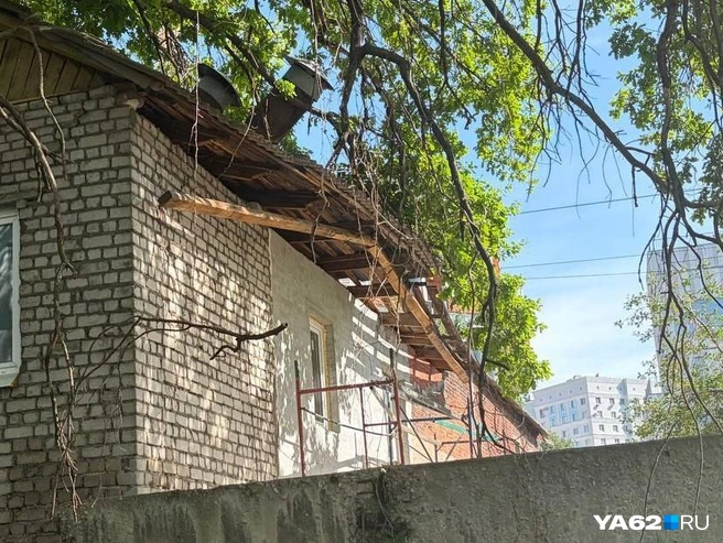 Сейчас в доме с обрушенной стеной уже заделали дыру, и даже вставили новое окно, но другие дефекты все еще на месте | Источник: Дарья Ходосевич / YA62.RU