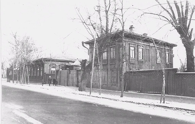 Видите во-о-о-н тот одноэтажный дом на дальнем плане? Именно им в прошлом столетии владела медик из купеческой семьи | Источник: Валерий Усманов, Тюмень до нашей эры / Vk.com