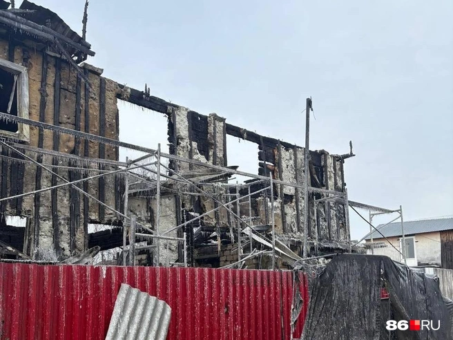 Из сгоревшего дома живыми смогли выбраться только трое сургутян, но один из них скончался в больнице | Источник: Анастасия Сидорова / 86.RU