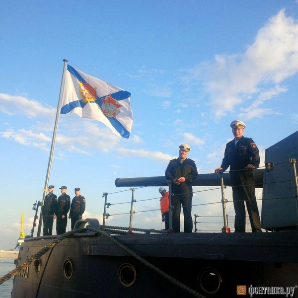 Командир и старпом "Авроры" перед отходом крейсера с Кронштадского морского завода | Источник: "Фонтанка.ру"