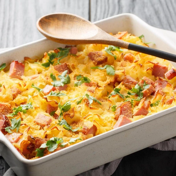 Запеканка с колбасками и яйцамиВариант быстрого завтрака, который заменит надоевший омлет и запеканку. 10 минут — и сытный, насыщенный белком завтрак будет стоять у вас на столе.Полный рецепт запеканки с колбасками и яйцами читайте по ссылке.