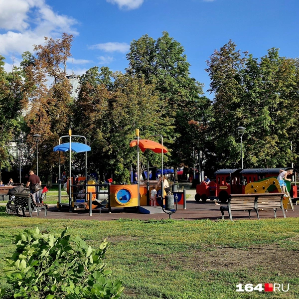Детские площадки на Крытом рынке хороши, но тени почти нет, сидеть придется под палящим солнцем | Источник: Виктория Федорова / 164.RU