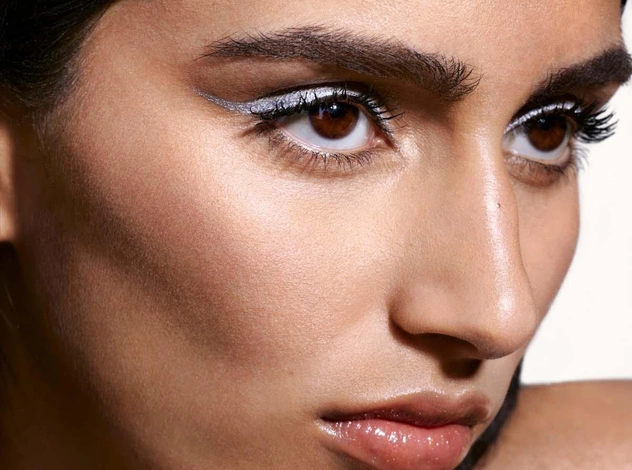 К праздникам готовы! Fenty Beauty выпустил блестящую подводку