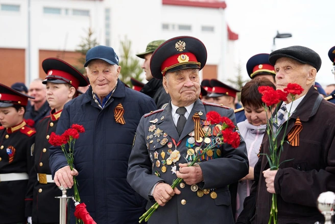 В Ханты-Мансийске Первомай отметили возложением цветов к стеле «Город трудовой доблести» и отправкой 40 тонн гуманитарного груза в зону СВО — image 5