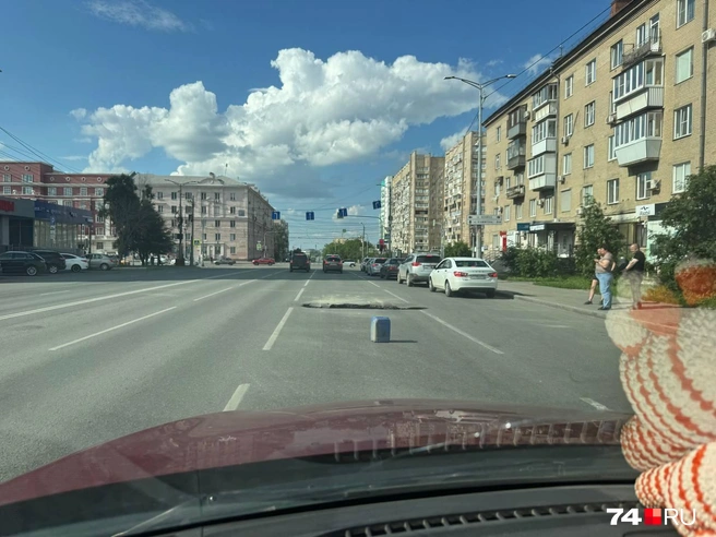 Водители сами огородили яму подручными средствами  | Источник: читатель 74.RU