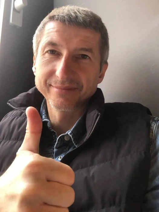 Евгений Алдонин впервые за долгое время вышел на связь с болельщиками&nbsp;— в своей соцсети 46-летний футболист опубликовал фотографию, которой дал понять, что смотрит на борьбу с болезнью с надеждой | Источник:  соцсети Евгения Алдонина