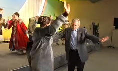 Кремль показал, как Путин и Буш-младший танцуют под русскую народную песню (видео)