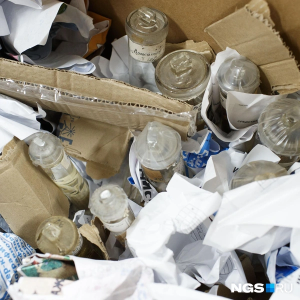 Сосуды с образцами хранились в коробках  | Источник: Андрей Бортко / NGS.RU