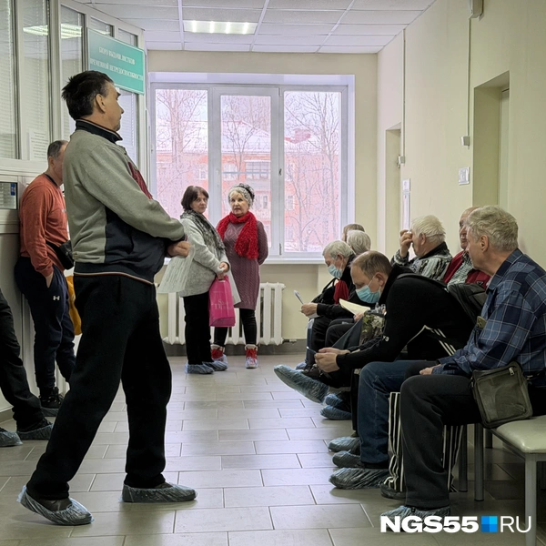 Некоторые омичи ожидают прием в масках | Источник: Евгений Софийчук / NGS55.RU