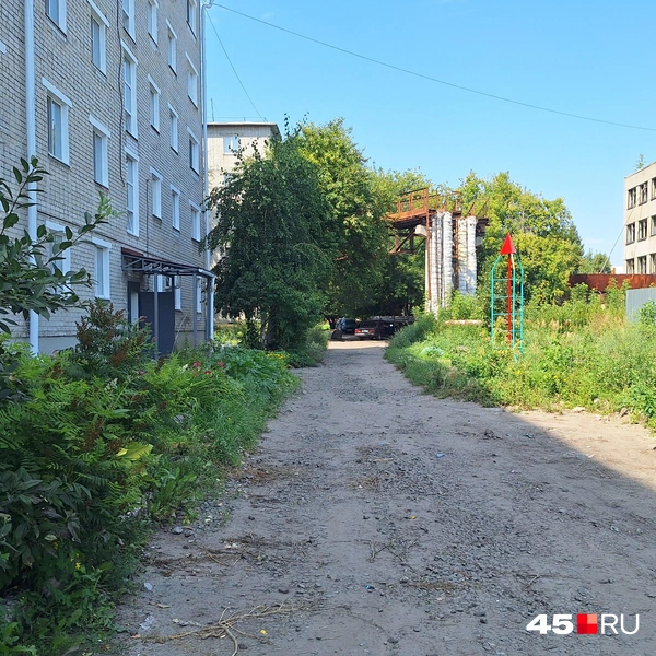 Проезд возле дома оставляет желать лучшего, автомобили лишний раз сюда не заезжают | Источник: Александр Лисихин / 45.RU