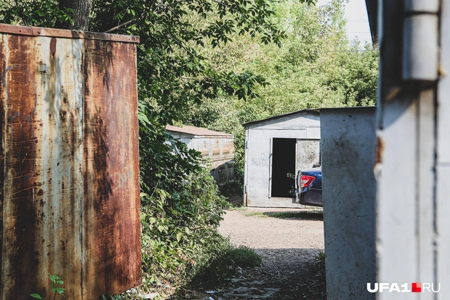 Школьники, пытаясь сбежать с урока, могут угодить в лапы преступников в гаражных закоулках | Источник: Тимур Шарипкулов