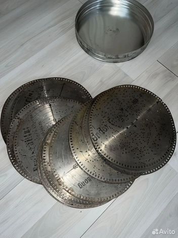 В комплекте со шкатулкой идет 29 музыкальных пластинок | Источник: «Авито»