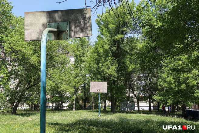 Вокруг этой площадки — гаражи с матерными граффити