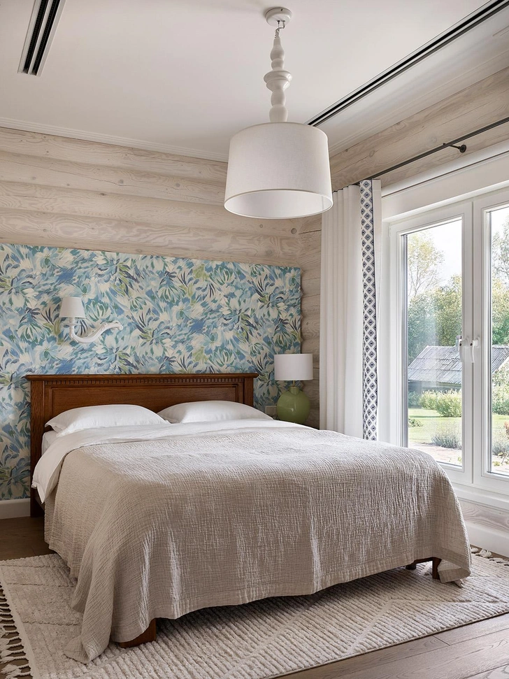 Постельное белье и покрывало, AtelierTati. Бра и светильник над кроватью, Karman. Шторы и ковер, студия «Доброе Утро». Настольная лампа, Aromas del Campo. | Источник: Сергей Ананьев. Стиль: Yes We May