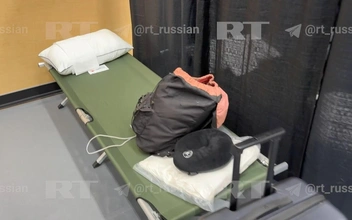«К спартанским условиям не привыкать»: российских журналистов на Аляске поселили в спортзале