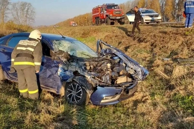 На трассе М-5 в Башкирии автобус снес легковушку с семьей