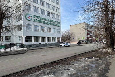 В Кургане запретили парковку у областной больницы