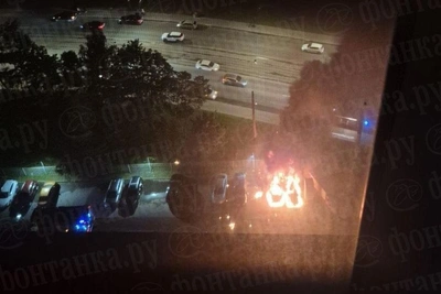 Очевидцы засняли взрыв горящего автомобиля на парковке в Выборгском районе