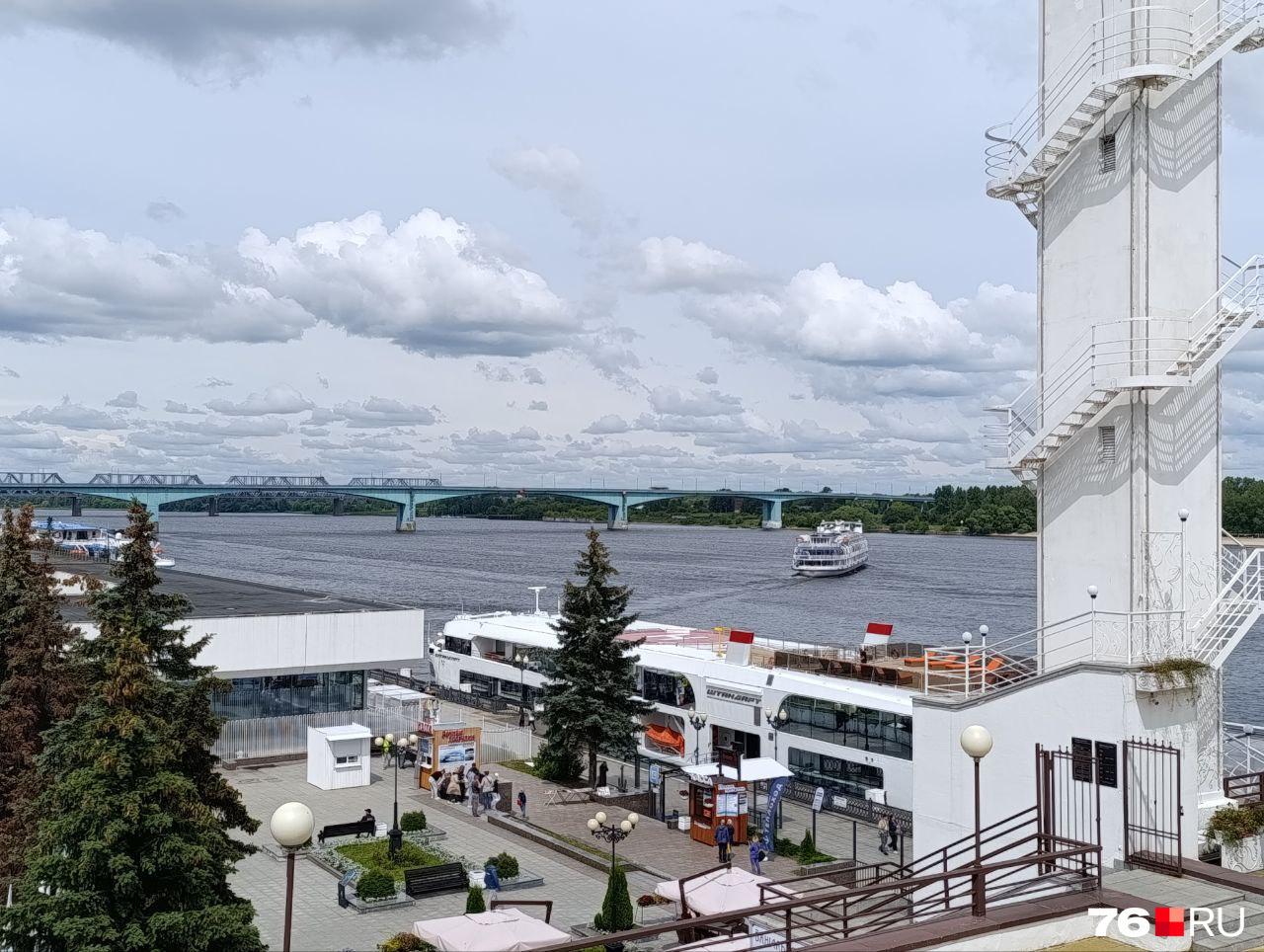 В Ярославле пришвартовался частный теплоход, построенный для миллиардера. Фото