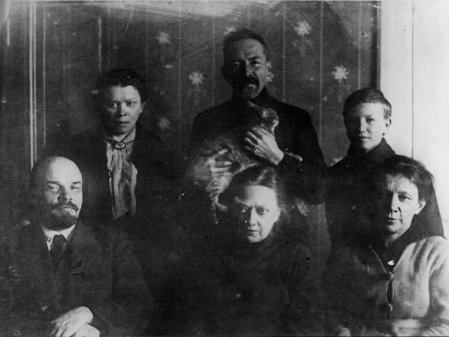 Ленин с семьёй (В.И. Ленин, Н.К. Крупская, А.И. Елизарова, М.И. Ульянова, Д.И. Ульянов и Г.Я. Лозгачев) в кремлёвской квартире В.И. Ленина. Москва, осень 1920 года | Источник: Public Domain / wikipedia.org