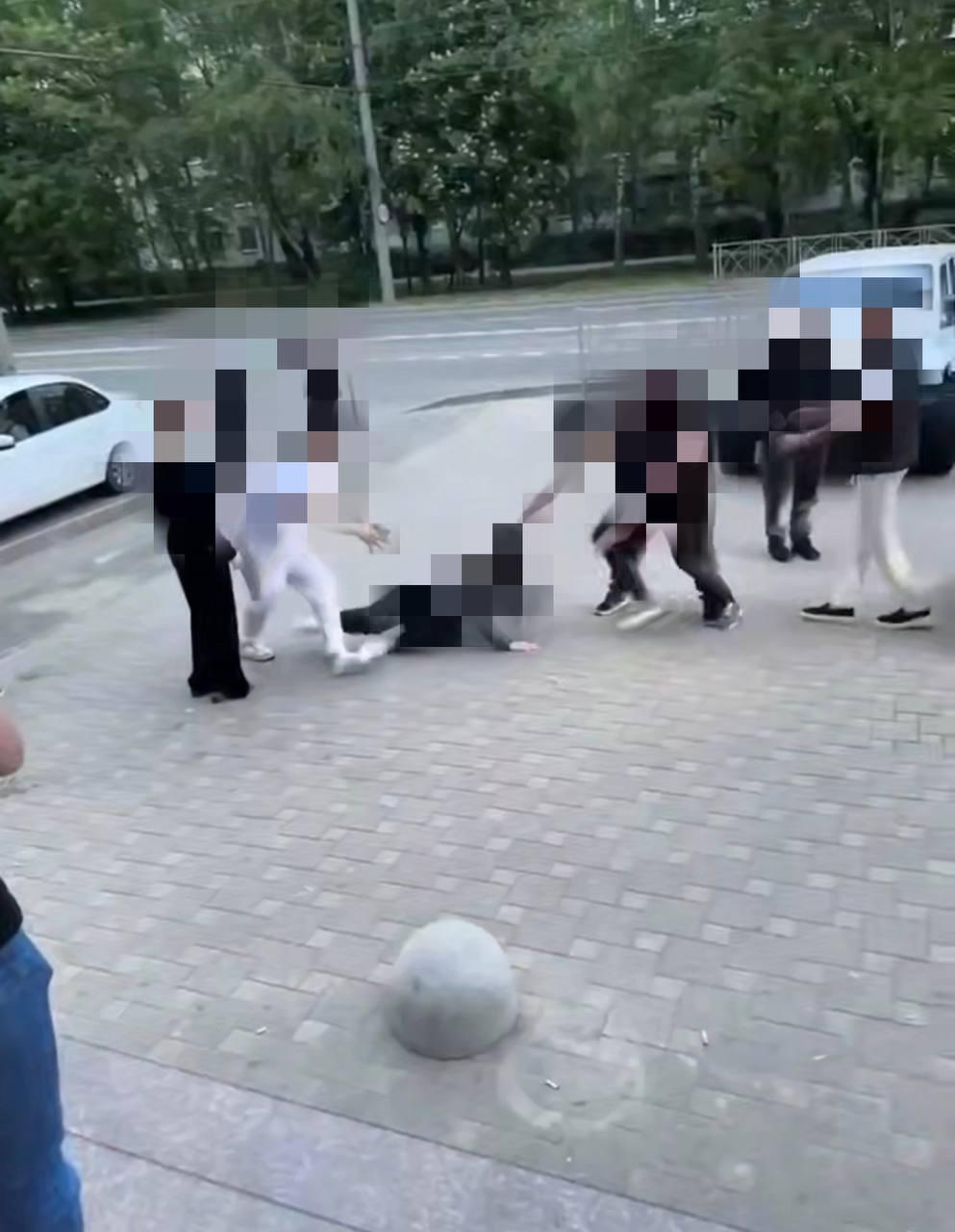Оттаскал за волосы и отправил в нокаут ногой. В Ставрополе возле ночного клуба парень избил девушку