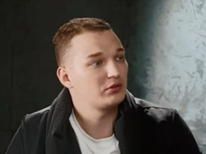 Эдвард Бил признался, что изменял жене: «Я ее уважаю, но не могу быть с одной»