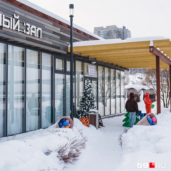 В «Хрустальном зале» сидит дед мороз | Источник: Тимофей Калмаков / 59.RU