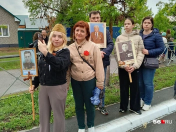 «Течёт река, и нет конца колоннам, шагают в ряд и маршал, и солдат» | Источник: Владислав Митрошин / 56.RU