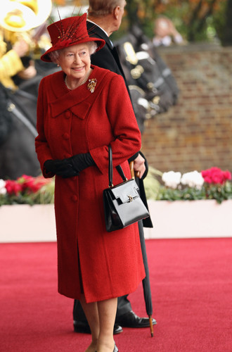 Королева Елизавета II с любимой сумкой Launer