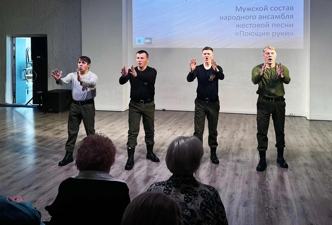Выступает ансамбль «Поющие руки». Крайний слева — Рустам Файзрахманов | Источник: «ОДК-Пермские моторы»